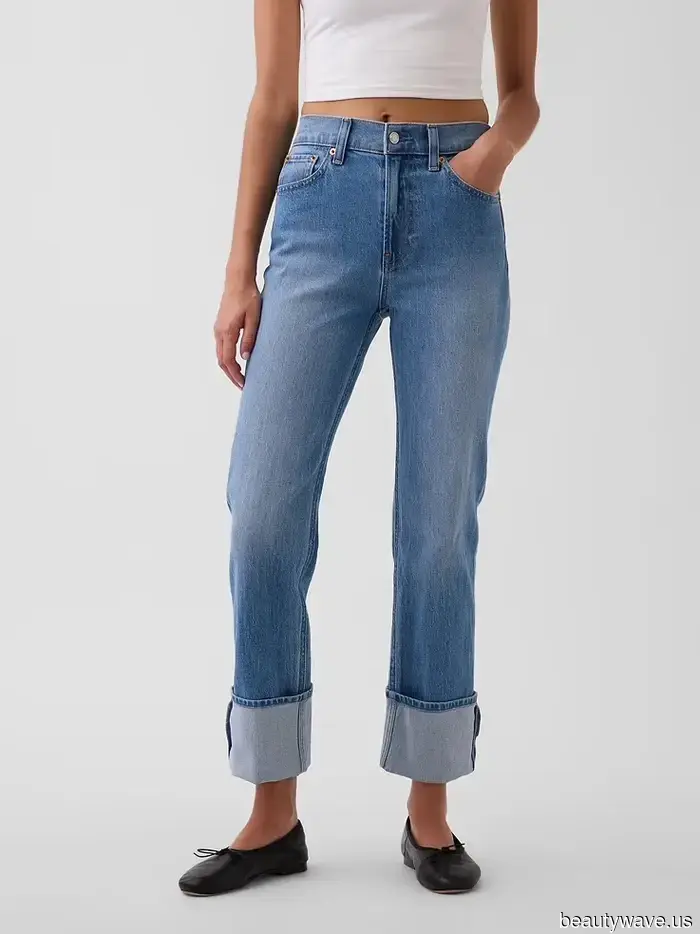 Donne eleganti nei loro 20 e 50 anni concordano: ecco come risvoltare i tuoi jeans