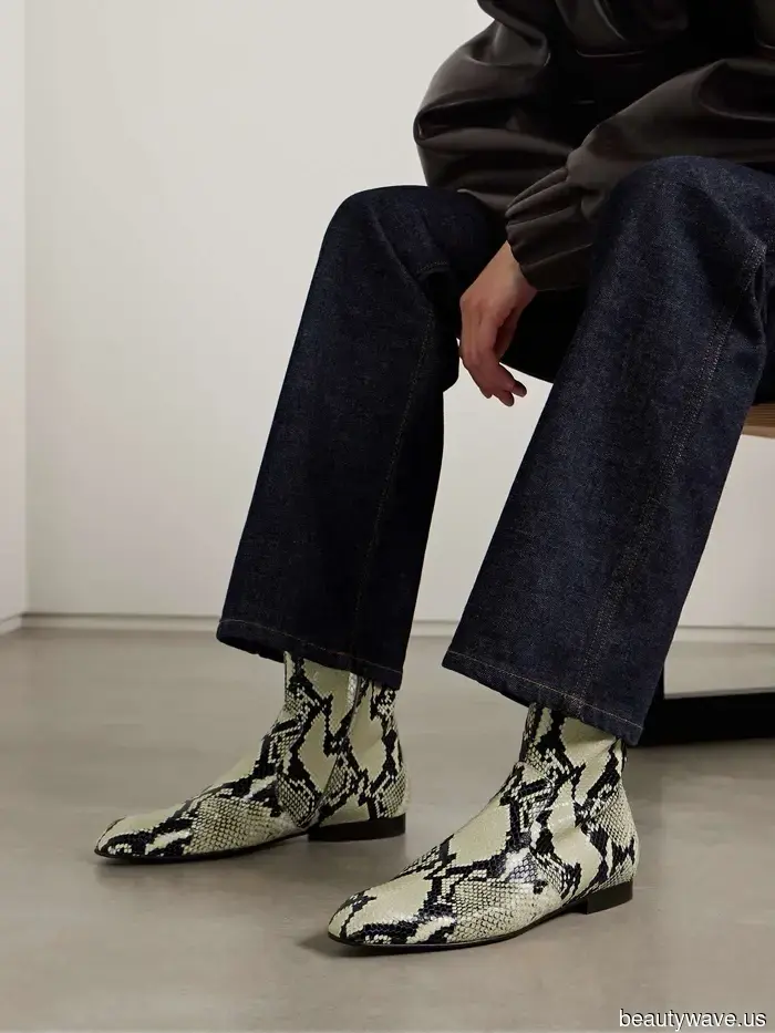 Les jeans avec des bottines ne sont pas une nouveauté, mais personne ne les porte aussi bien que les Parisiens.