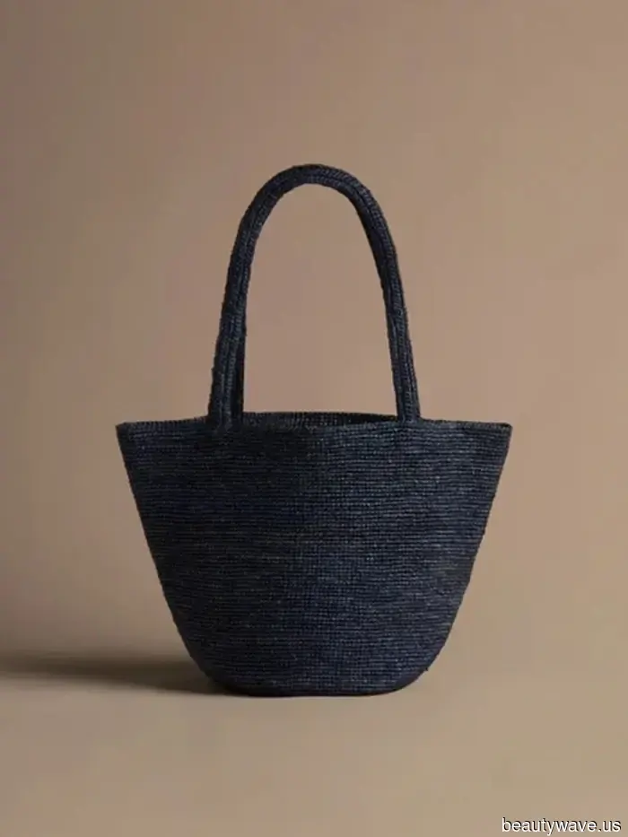 Le ragazze alla moda sanno che abbinare questa tendenza dei pantaloni con una borsa in rafia è il nuovo outfit di primavera.