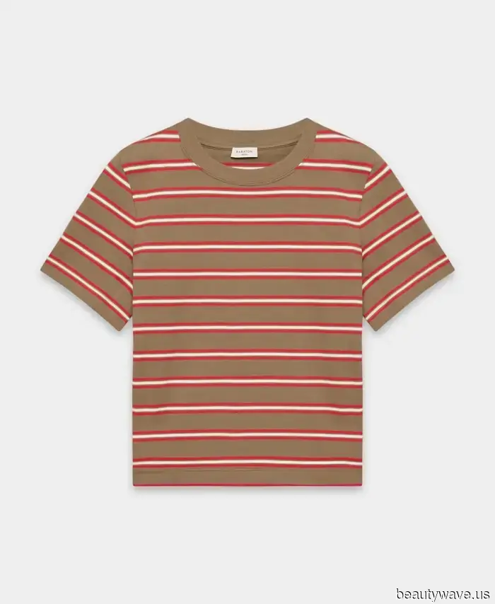 Wearing this Denim Trend, T-Shirt Trend, and Sandal Trend Together Will Create the Look of 2026.