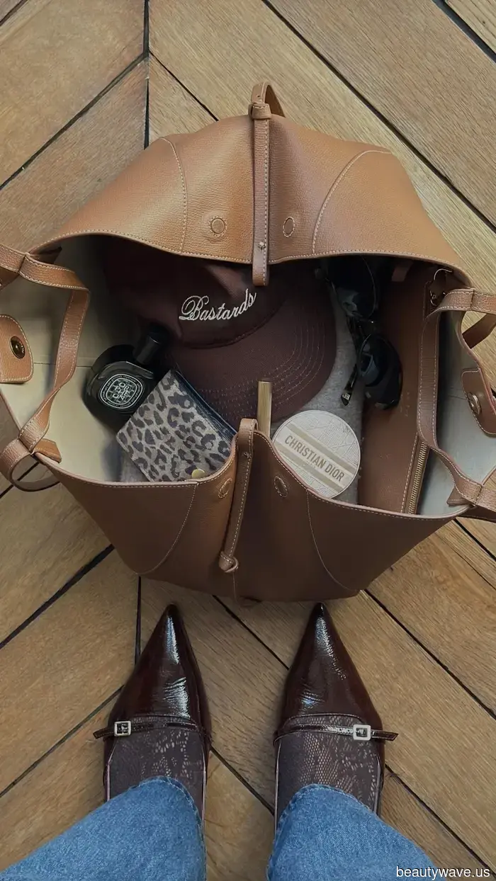 Ho testato dozzine di borse di design, ma questa elegante borsa a tracolla riceve sempre i miei complimenti più sinceri.