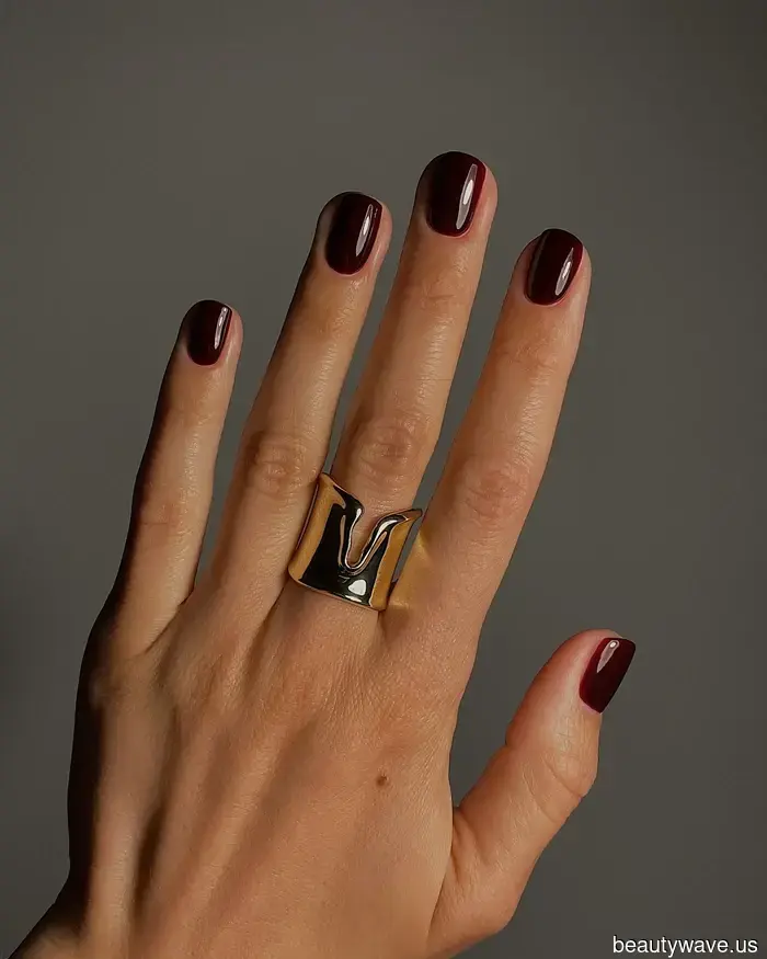 Elegante, senza tempo e ovunque guardi: I soli 9 colori di smalto scuro di cui hai bisogno per una manicure ultra-lussuosa