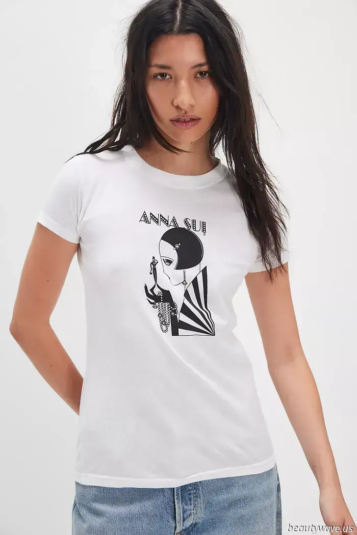 A Parigi, L.A. e Londra, le t-shirt bianche basic vengono messe da parte a favore di questa alternativa più alla moda