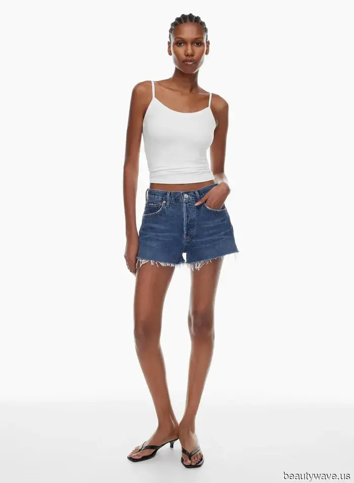 Aritzia is hosting a discreet sale, featuring jeans from the popular denim brand that cool girls adore.