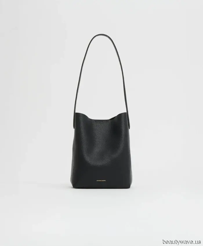 Ovunque guardo, donne parigine eleganti portano questa borsa alla moda che rivaleggia con gli stili dei designer.