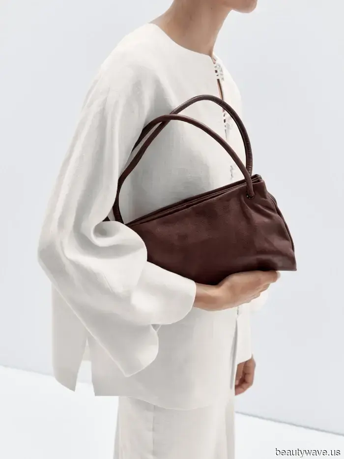 Apologies, but celebrities from the '90s excelled at autumn fashion—here are 7 outfits featuring jeans that demonstrate it.