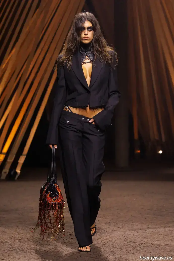 Korsetts, Fransen und jede Menge tiefsitzende Hosen: Alexander McQueen interpretiert die Uniform neu