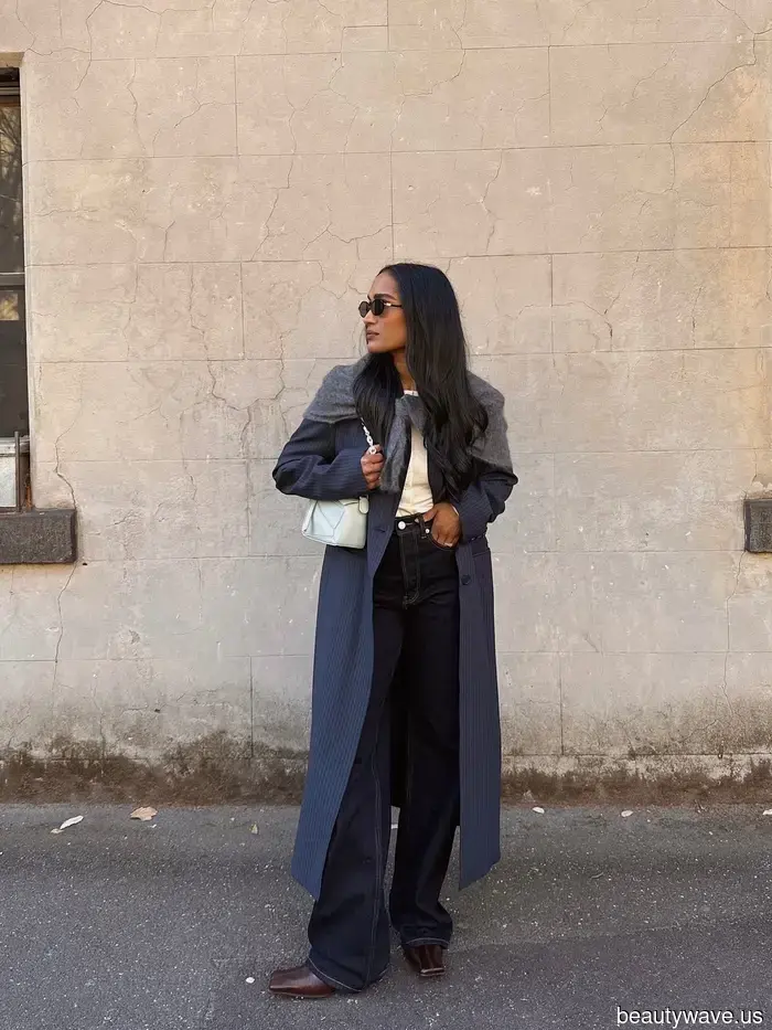 Esta tendencia de denim oscuro está regresando este otoño&mdash;5 maneras en que los vestidores de élite la están usando ahora.