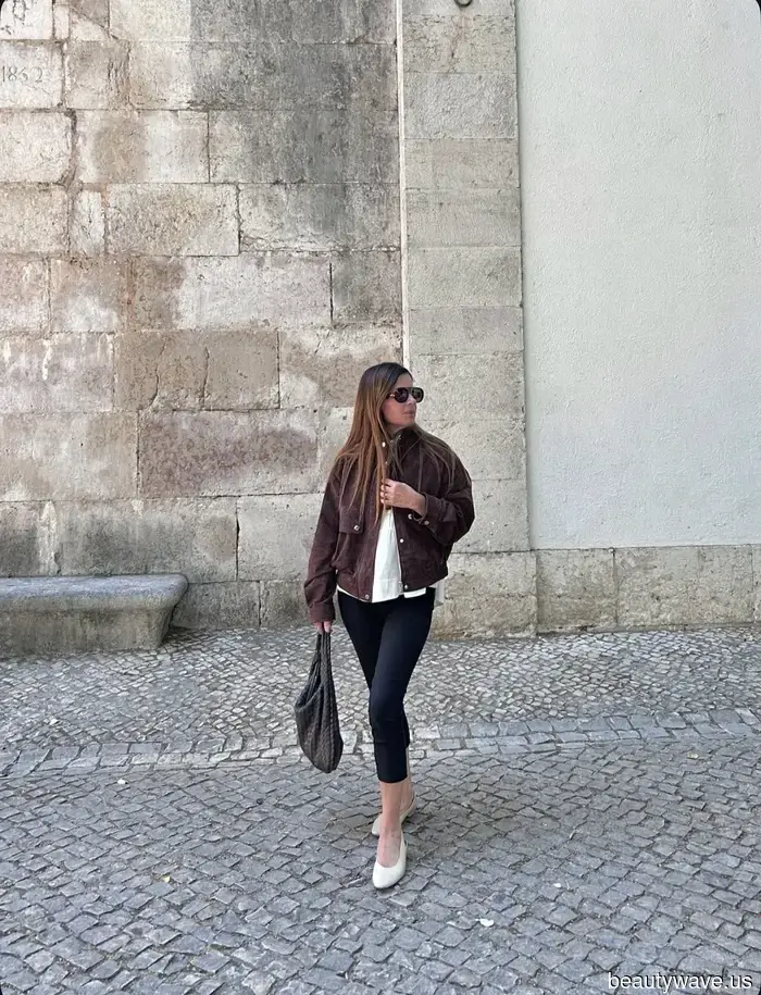 Wenn Sie 2026 Leggings zum Flughafen tragen möchten, kombinieren Sie sie mit diesen teuer aussehenden Schuhen.