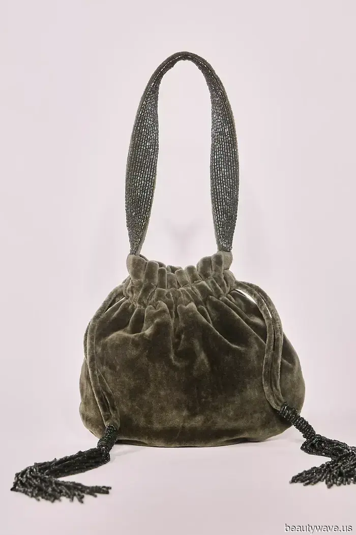 First Prada, now Zara: Anticipate that sophisticated dressers will be sporting this stylish bag trend this spring.