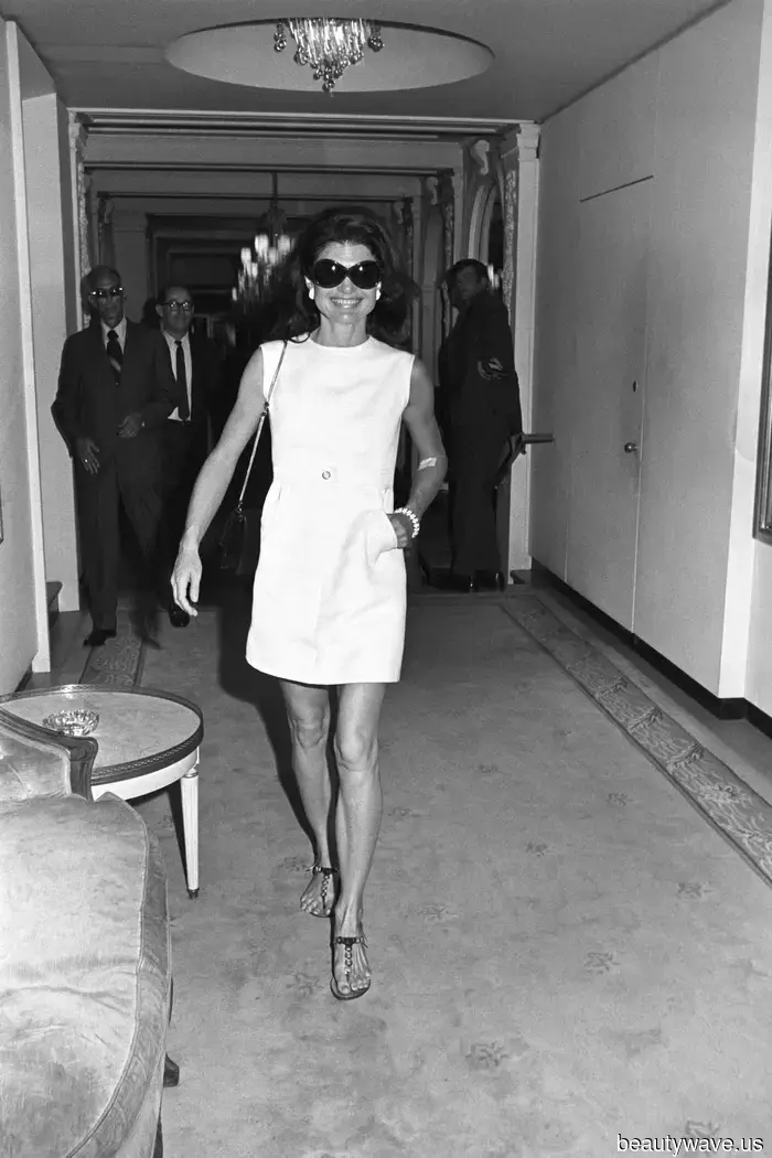 Capris, gafas de sol, bufandas&mdash;el estilo veraniego de Jackie O nunca ha sido más relevante.
