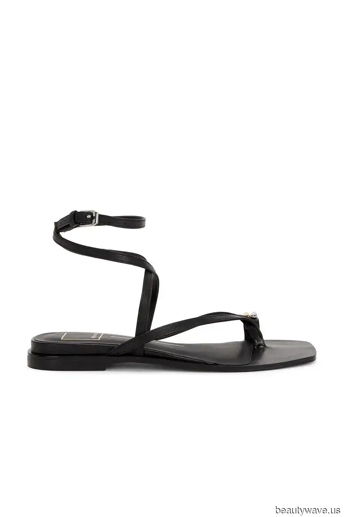 A New York, ogni donna alla moda sta indossando questa tendenza delle scarpe basse con i jeans in questo momento.