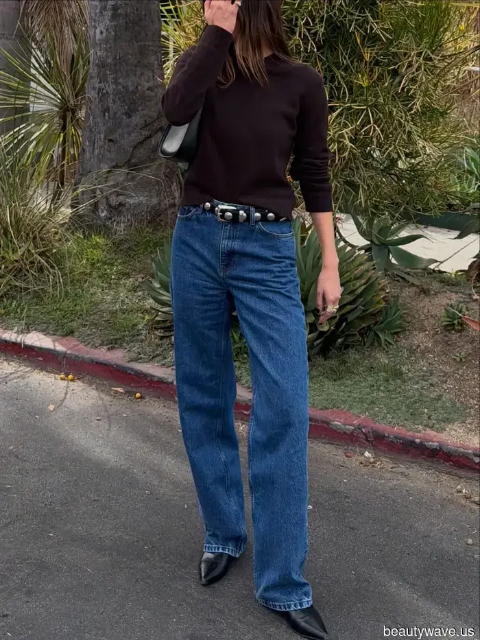 Forget Trendy Shoes—This Is the "Boring" Style That Everyone Is Pairing With Straight-Leg Jeans.