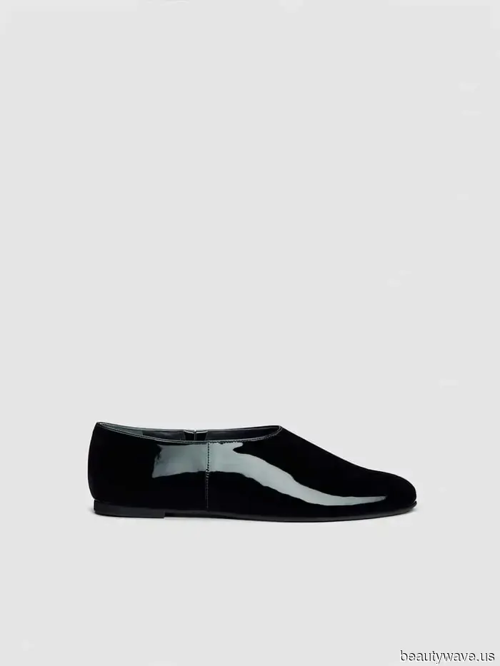 Alexa Chung and Tom Sturridge sported coordinating flats along with the anti-trend jeans that I truly suggest wearing while flying.