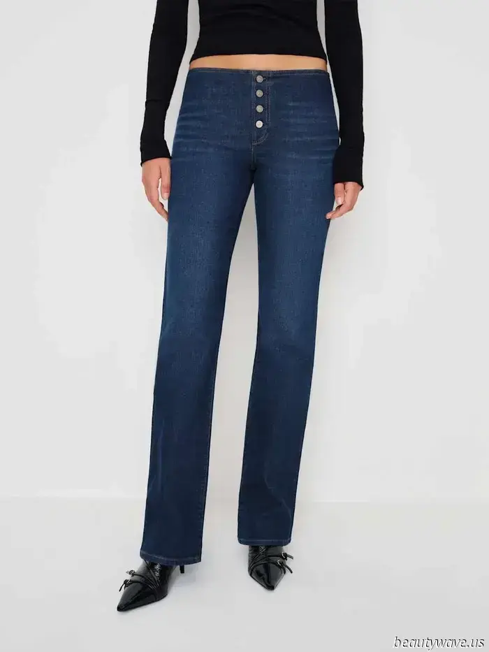 Wer jetzt in einem weißen T-Shirt cool aussehen will, trägt dazu diesen altmodischen Denim‑Trend.