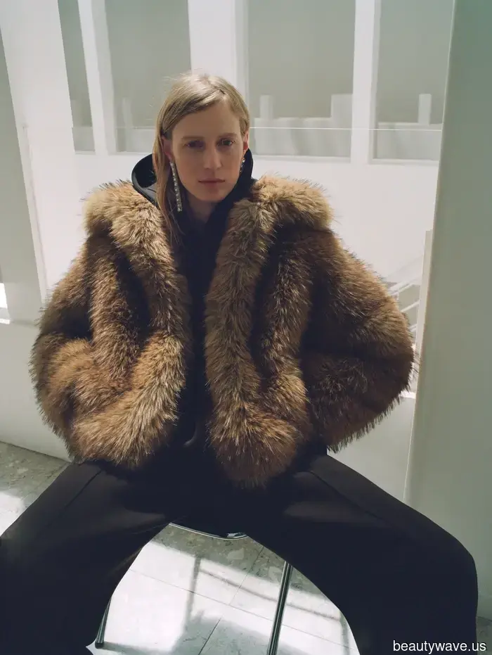 Spiacente, Leggings&mdash;Le It Girls volano in privato verso Aspen in tuta e con il trend dei cappotti invernali più eleganti.