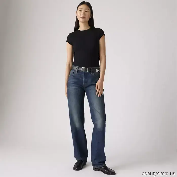 Questa tendenza della camicia in satin sembra uscita direttamente dall'era Gucci di Tom Ford&mdash;7 modi in cui le persone della moda stanno…