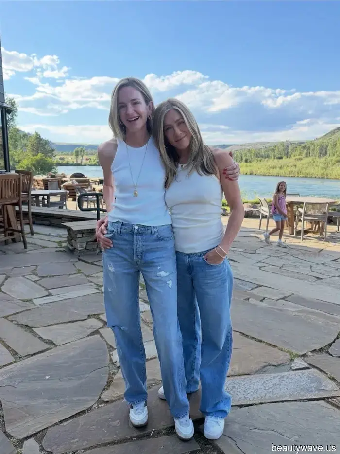 From Idaho to London, Jennifer Aniston sports these jeans everywhere, and they are now 30% discounted.