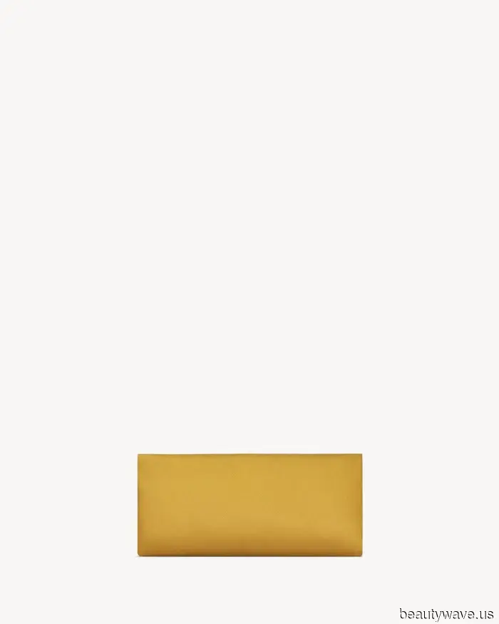 In 2025, the sole "correct" way to wear a trench coat is as follows.