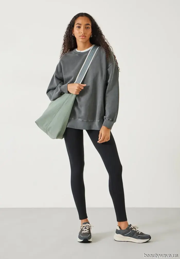 Wenn weiße Turnschuhe mit Leggings langweilig aussehen, probiere Dakota Johnsons alternative Formel aus.