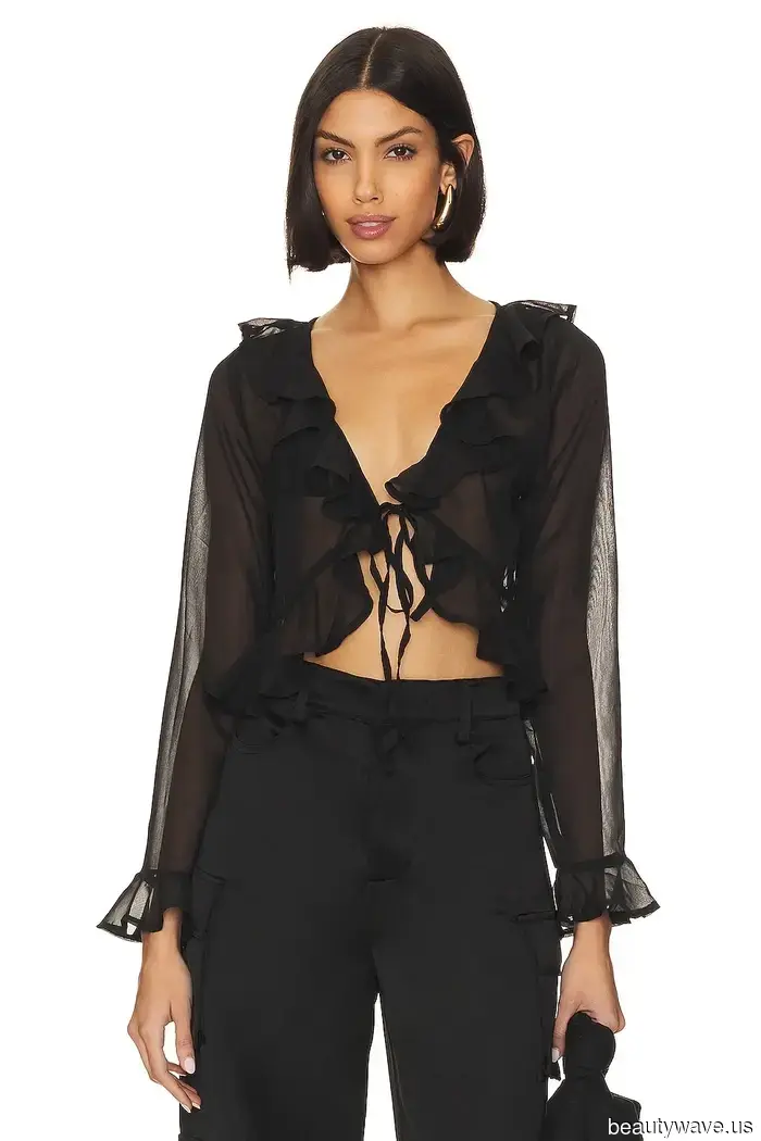 Die besten schwarzen Oberteile, die Sie in diesem Frühling mit Ihren Jeans tragen können