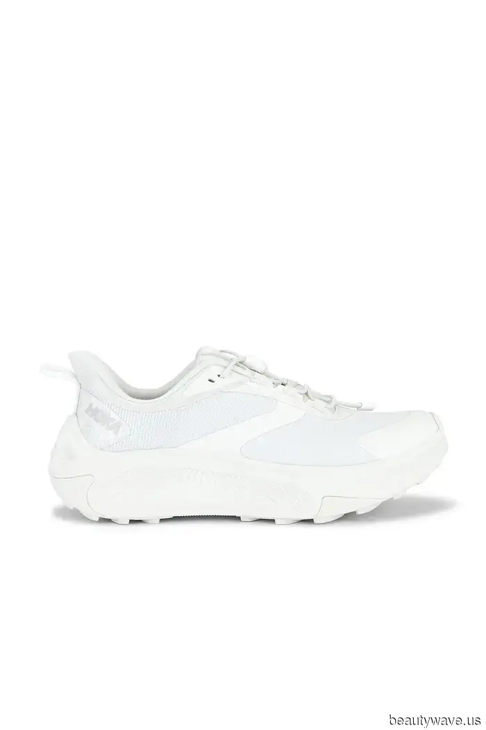 If you plan to wear white sneakers, combine them with this trendy legging style that’s anything but basic for a chic look.