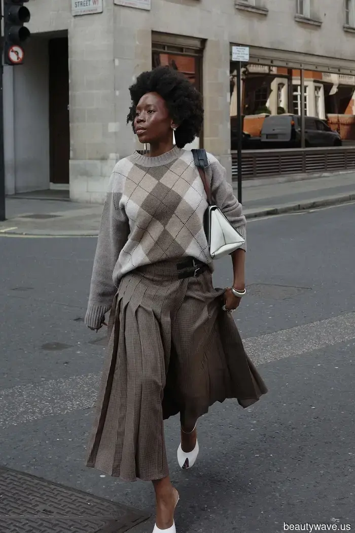 Plötzlich trägt jede Modeperson den Pullover-Trend, der vor nicht allzu langer Zeit als hässlich galt.