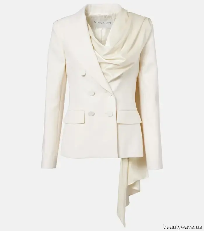 Throughout Paris Fashion Week, everyone was pairing leggings with this shoe trend, and I'm making a note of it.