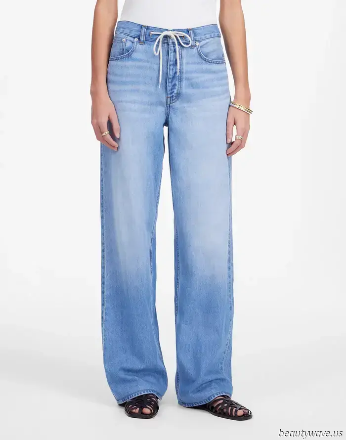 This summer denim trend is completely different from skinny jeans, and I’m noticing it everywhere.