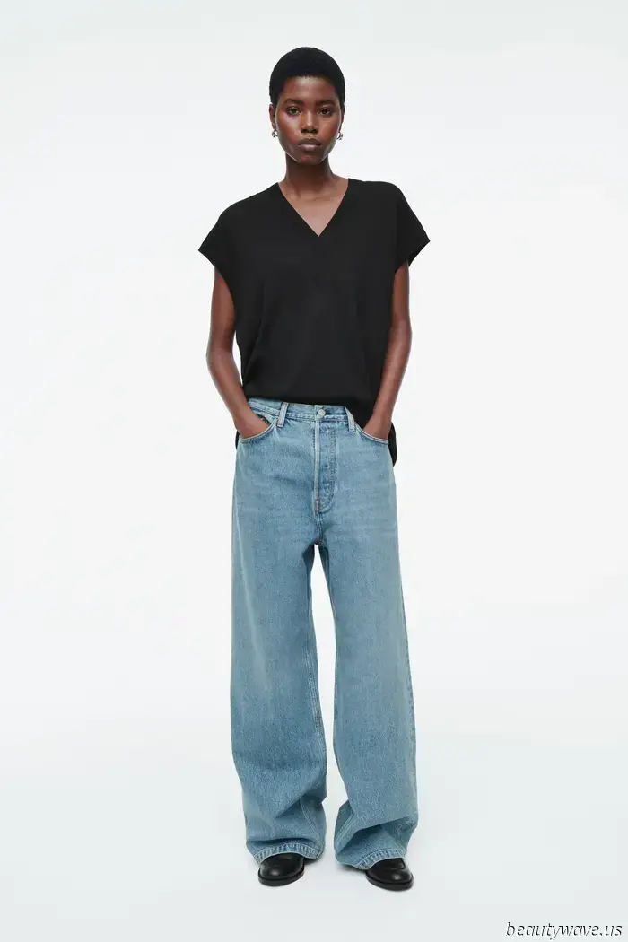 The Trend of Chic-Looking Sandals That Fashionable Girls Are Pairing With Baggy Jeans and White T-Shirts