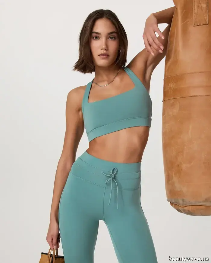 L'insegnante di yoga preferita di Hailey Bieber svela il suo guardaroba capsule di athleisure&mdash;ed è fantastico
