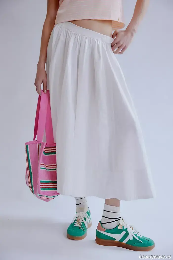 Las personas de la moda están dejando de usar sandalias en masa y en su lugar llevan elegantes zapatos planos que combinan con faldas blancas
