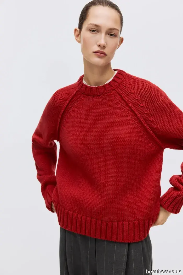 Sarah Pidgeon has just mastered transitional spring fashion with this surprising essential.