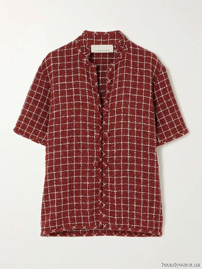 I believed that pairing these shoes with shorts was awkward—however, it turns out that this combination is the height of style for 2025.