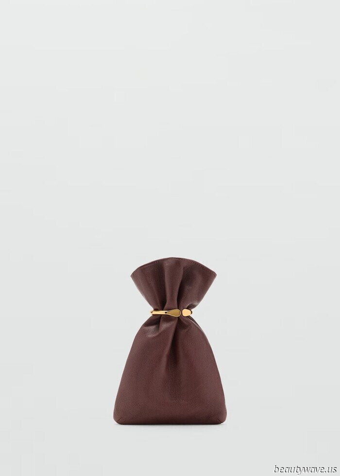 More Stylish Than a Shoulder Bag, More Laid-Back Than a Clutch—The Bag Trend That Only Fashionable Individuals Are Aware Of