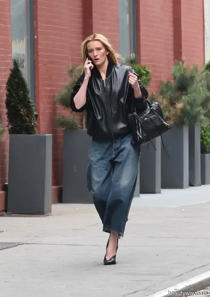 En lugar de zapatillas, los vestidores más elegantes combinan jeans cortos con este zapato más elegante.