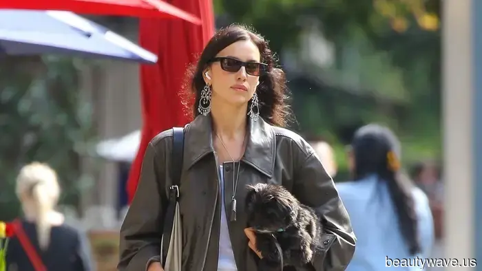 This Is How New Yorkers Style the Anti-Trend Jeans Color That French Women Adore.