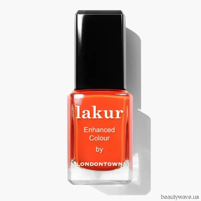 Sostén el rojo&mdash;Las chicas It están combinando sandalias negras con este color de pedicura más elegante y llamativo.