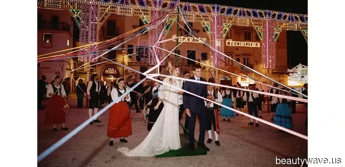 Questa sposa stilista ha indossato un abito da sposa ispirato al vestito di Audrey Hepburn in My Fair Lady.