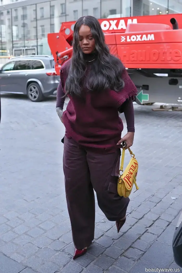 Cómo hacer que los zapatos burdeos se vean apropiados para la primavera: usa este color de bolso con ellos