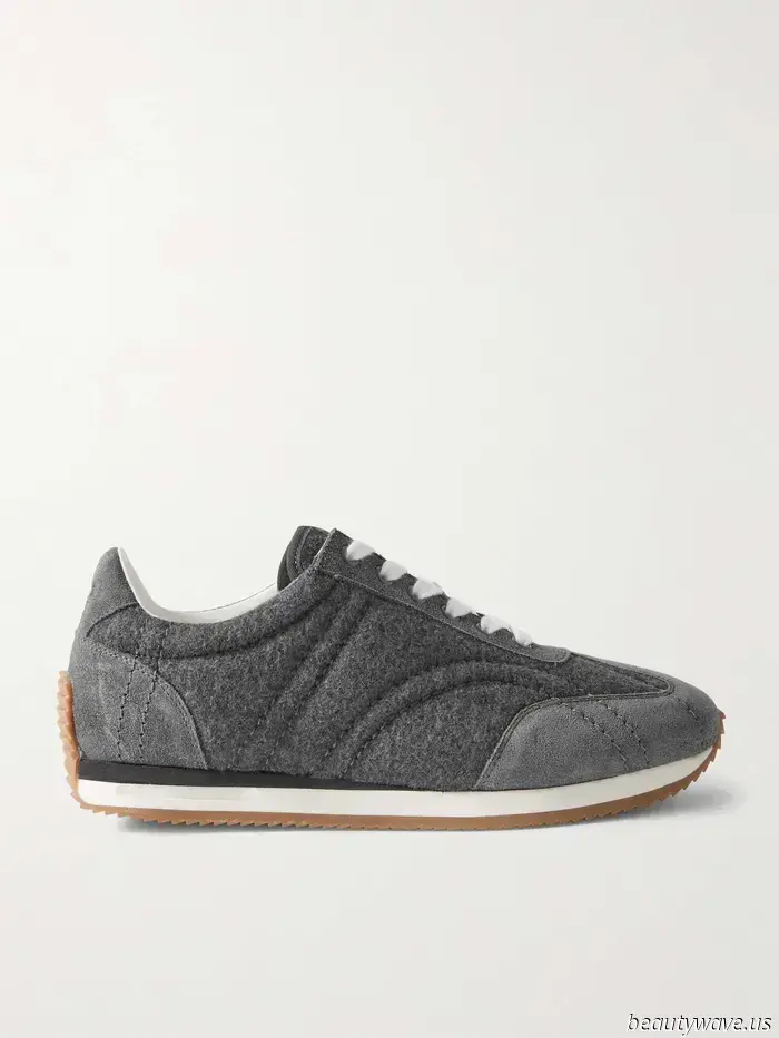 Der nicht-weiße Sneaker-Farbtrend, den Models gerade mit Leggings und Jeans tragen.