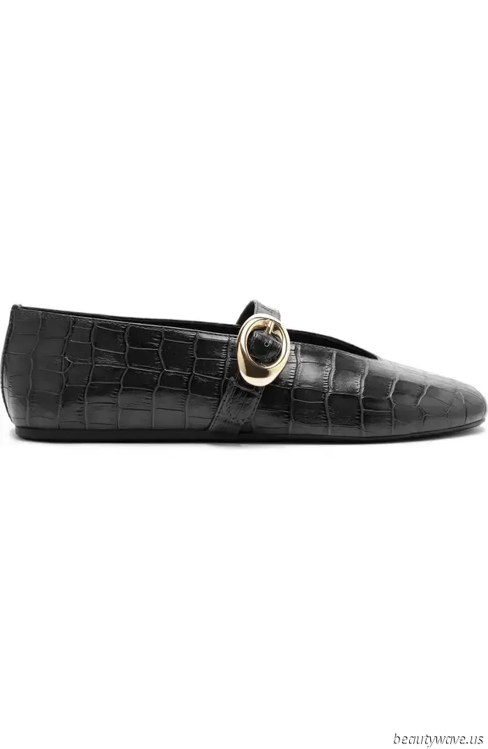 Skip the sneakers—this is the elegant flat-shoe style that French women pair with three different types of casual trousers.