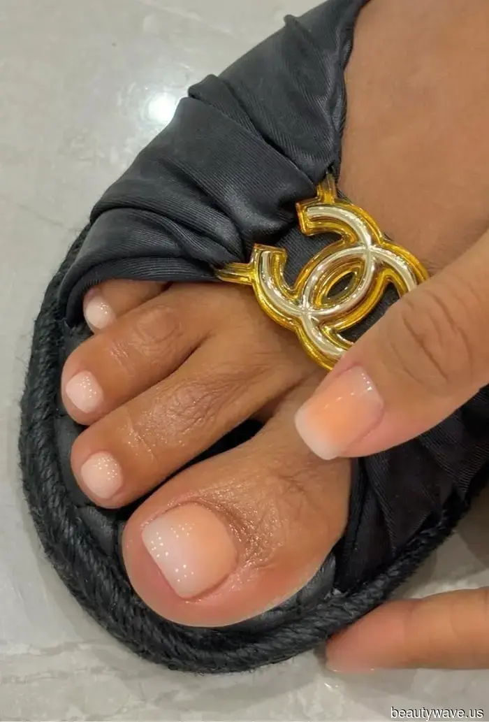 Nicht alle Farben für Maniküre und Pediküre passen zusammen, aber diese 5 schicken Kombinationen tun es.