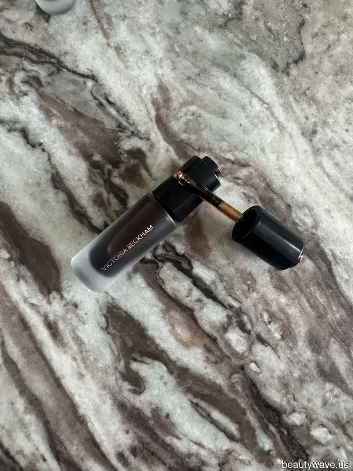 Ok, quindi i nuovi toni bronzati di Victoria Beckham mi danno il glow più abbronzato di sempre.