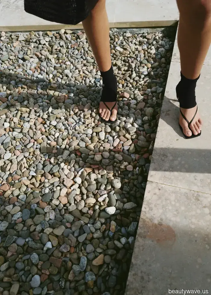 Nein, keine Slipper&mdash;der Schuhtrend der 90er, den Modeleute gerade mit Jeans, Leggings und Kleidern tragen.