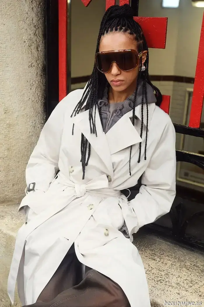 Certo, i trench beige sono senza tempo — ma, a dire il vero, trovo che questa tonalità neutra alternativa sia molto più chic.