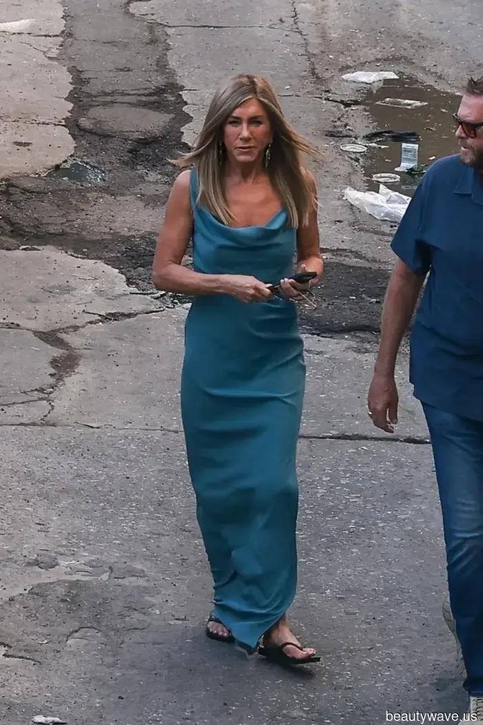Jennifer Aniston ha appena indossato la tendenza delle scarpe minimaliste che ha stilato sin dagli anni '90.