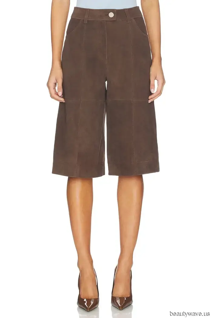 Über das Knie, aber keine Capri, das sind die coolen Hosen, die jeder diesen Frühling trägt.