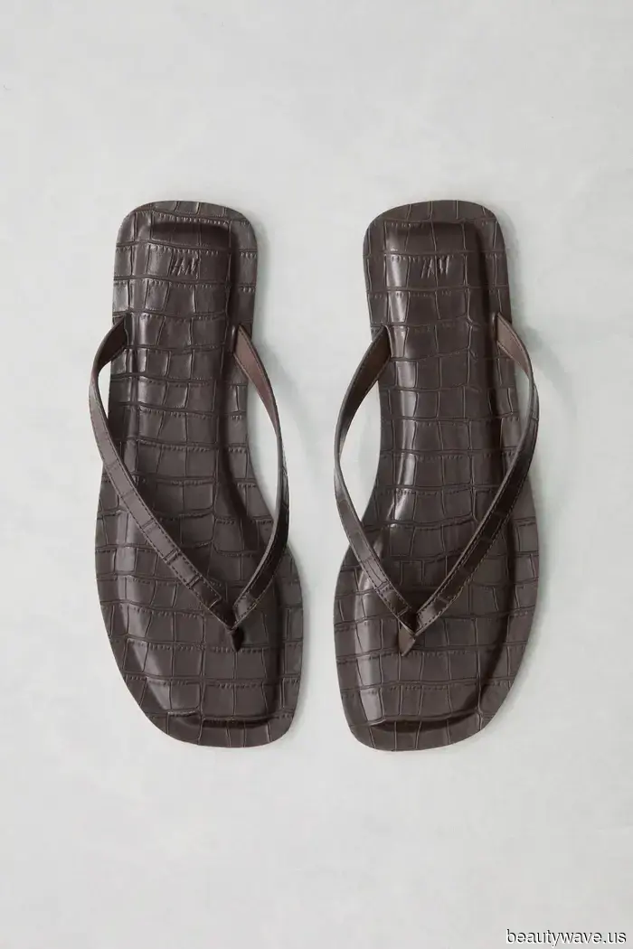 White jeans always appear stylish, but this sandal color enhances their chicness the most.
