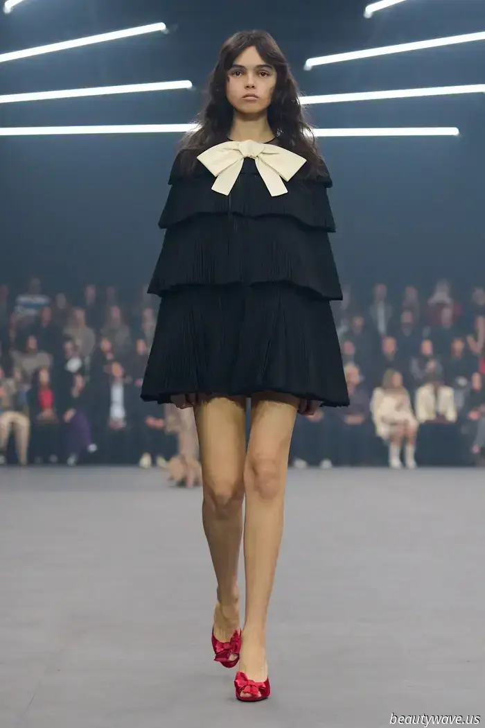 Alessandro Michele bringt sanfte Eleganz und zarte Romantik für Valentinos Frühjahr 2026